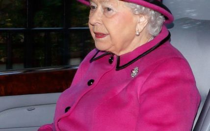 Яркая королева: Елизавета II сходила на службу в малиновом наряде 