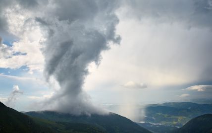 В Карпатах сняли на камеру потрясающий торнадо: "начался чуть ли не конец света"