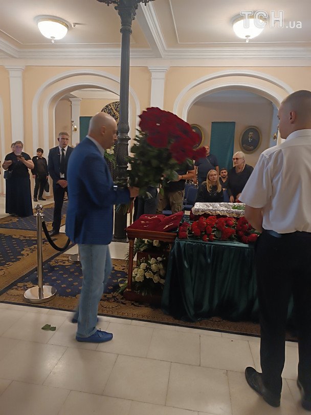 Дмитрий Гордон на прощании с Игорем Покладом