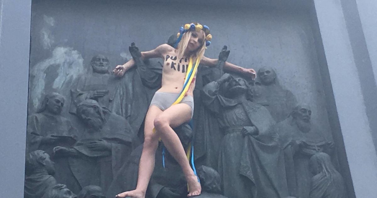 Обнаженная активистка Femen залезла на памятник Владимиру в Киеве