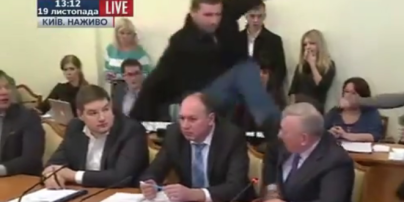 Нардеп Парасюк на заседании комитета Рады ударил ногой СБУшника