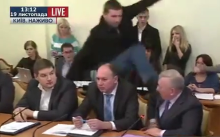 Нардеп Парасюк на засіданні комітету Ради вдарив ногою СБУшника