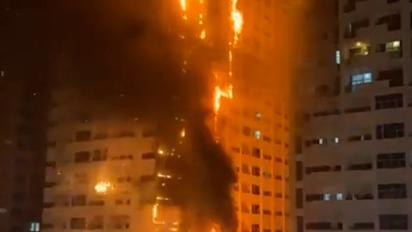 В ОАЕ загорівся хмарочос: сильну пожежу зняли на відео