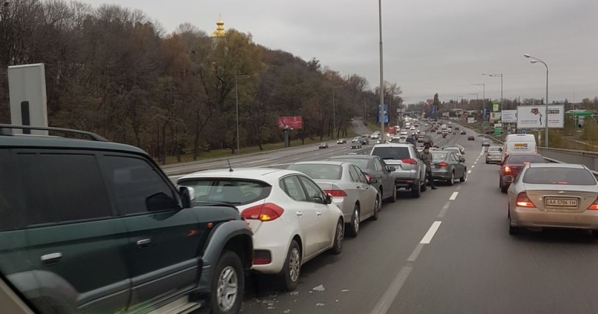 Масштабна ДТП у Києві: на мосту зіткнулися понад 10 авто