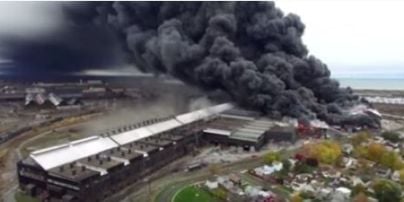 В штате Нью-Йорк вспыхнул крупный пожар на сталелитейном заводе