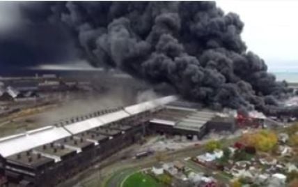 В штате Нью-Йорк вспыхнул крупный пожар на сталелитейном заводе
