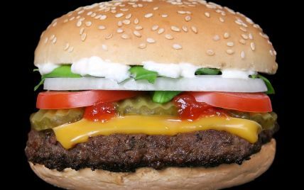 "Моя жизнь разрушена": британка вывихнула челюсть, пытаясь запихнуть в рот гамбургер