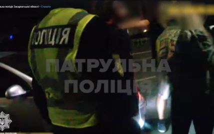 В Ужгороде нетрезвая пассажир такси ударила полицейскую и сорвала с нее сережку (видео)
