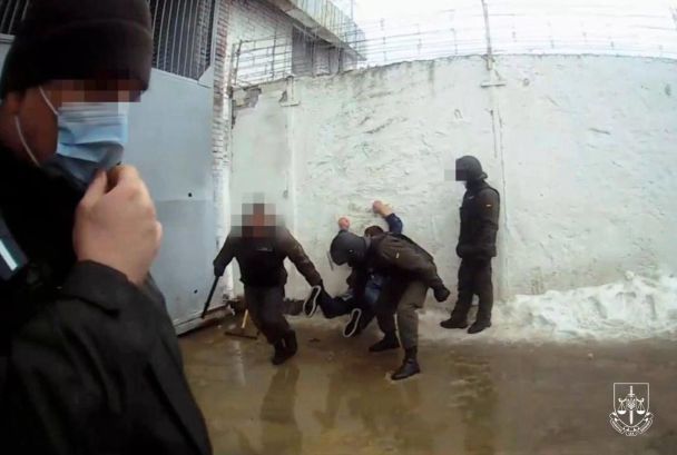 Побиття ув'язненого працівниками колонії / Скриншот з відео / © 