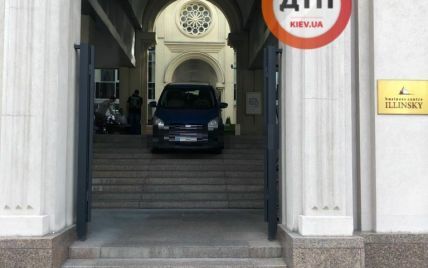 Їхав за навігатором: у Києві автомобіль спускався сходами бізнес-центру та застряг там (фото)