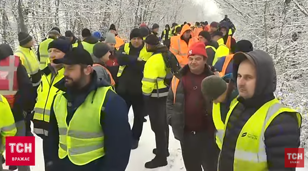 Українські водії вантажівок, які очікують на в'їзд до України в ПП 