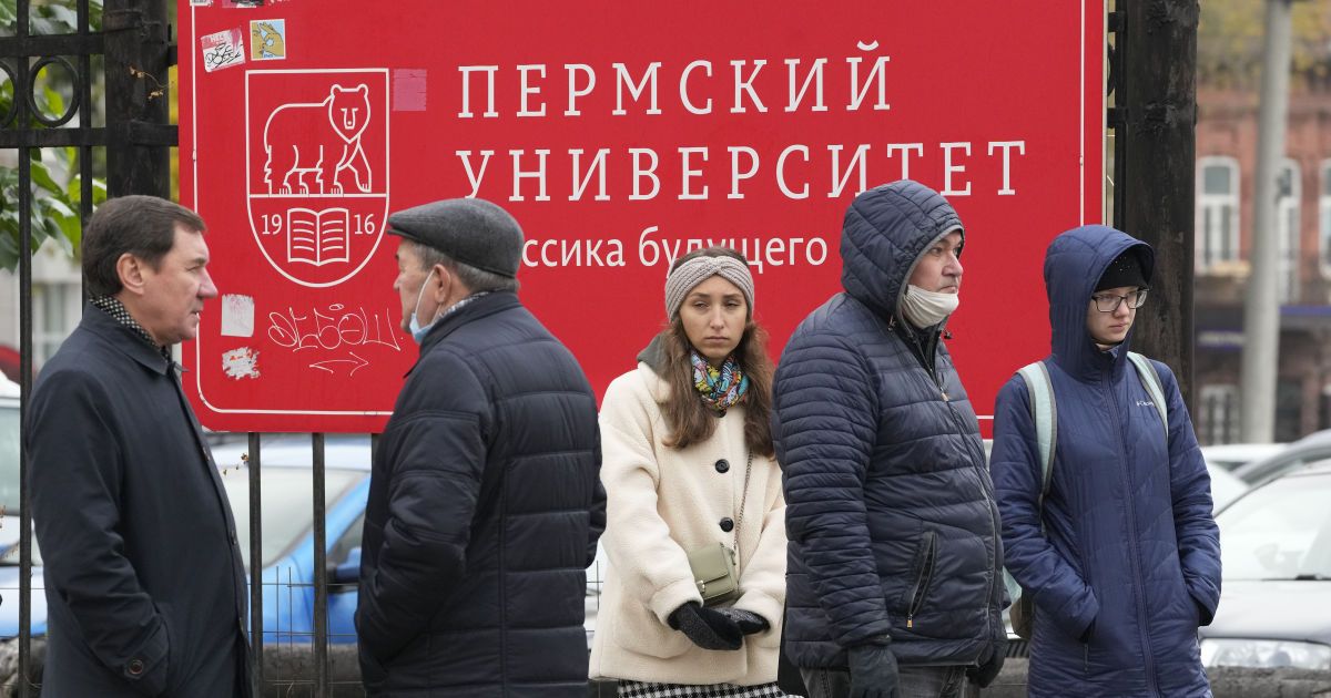 Трагедия в университете Перми: стрелок открыл огонь еще на улице, попав в случайного водителя