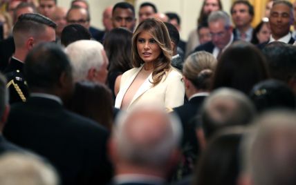 В кремовом костюме Dior и на шпильках: Мелания Трамп на мероприятии в Белом доме