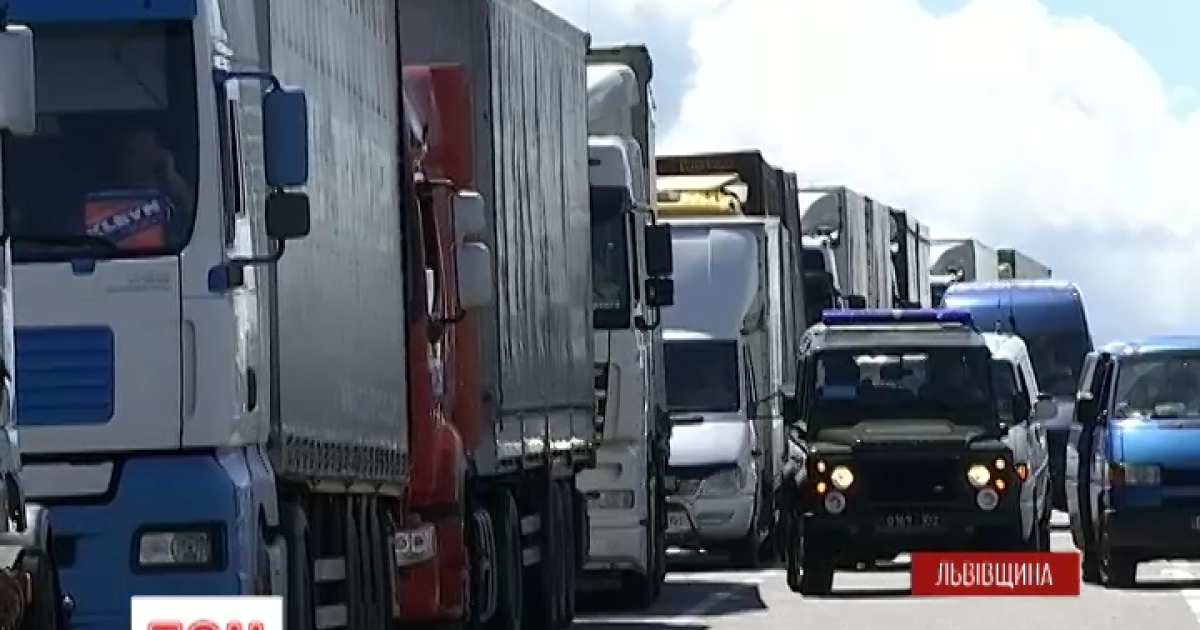 На украинско-польской границе четвертые сутки в длиннющих очередях стоят 1,5 тысячи автомобилей