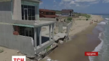 На Одещині шторм зруйнував стіну елітного будинку на пляжі