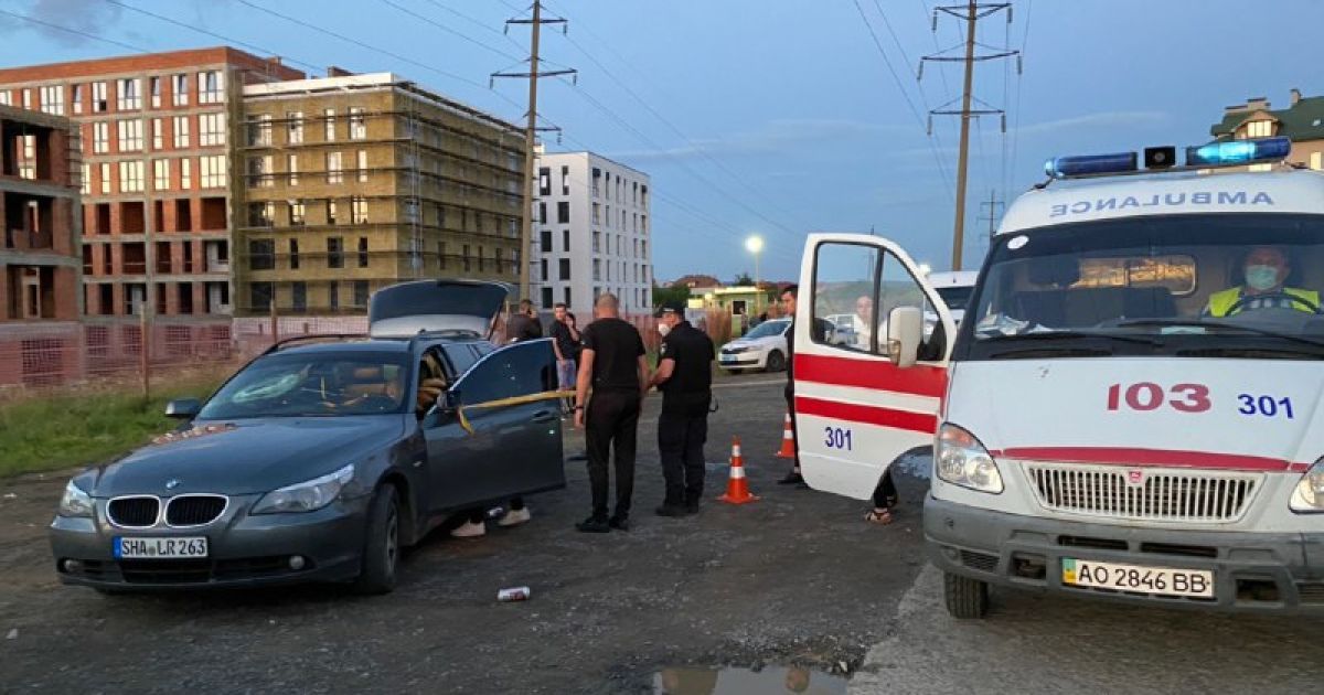 Розтрощили BMW бейсбольними битками та взялись за зброю: в Ужгороді влаштували масові розбірки зі стріляниною