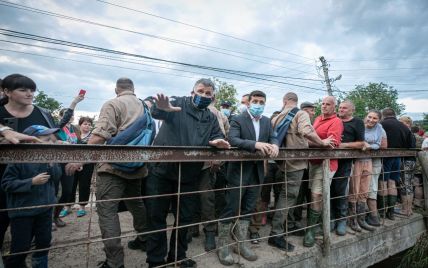 "Затоплено почти все" - Зеленский о своих впечатлениях от наводнения на Прикарпатье