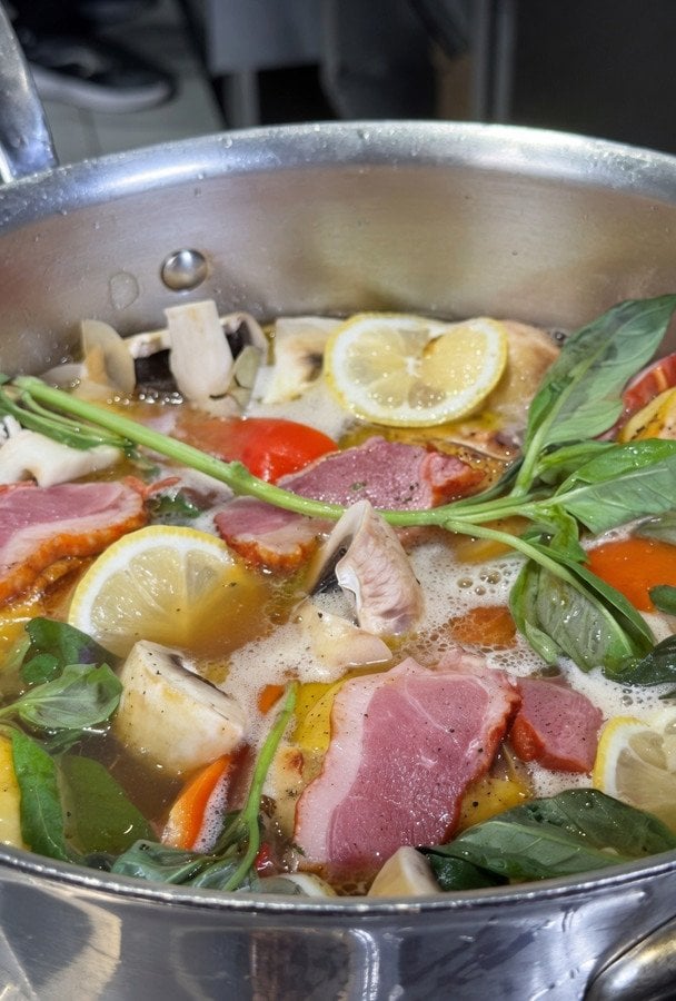 Курка з&nbsp;грибами та&nbsp;копченою грудкою <a href=