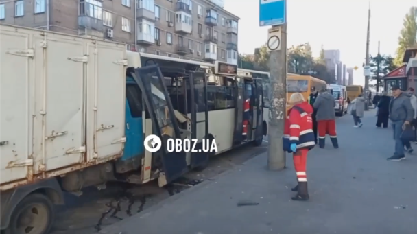 В Києві вантажівка в'їхала у маршрутку / Фото: Oboz.ua