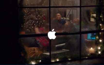 Apple презентовала рождественский ролик