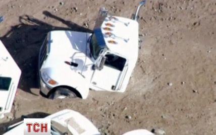 Двухметровый слой грязи похоронил на трассе США сотни авто