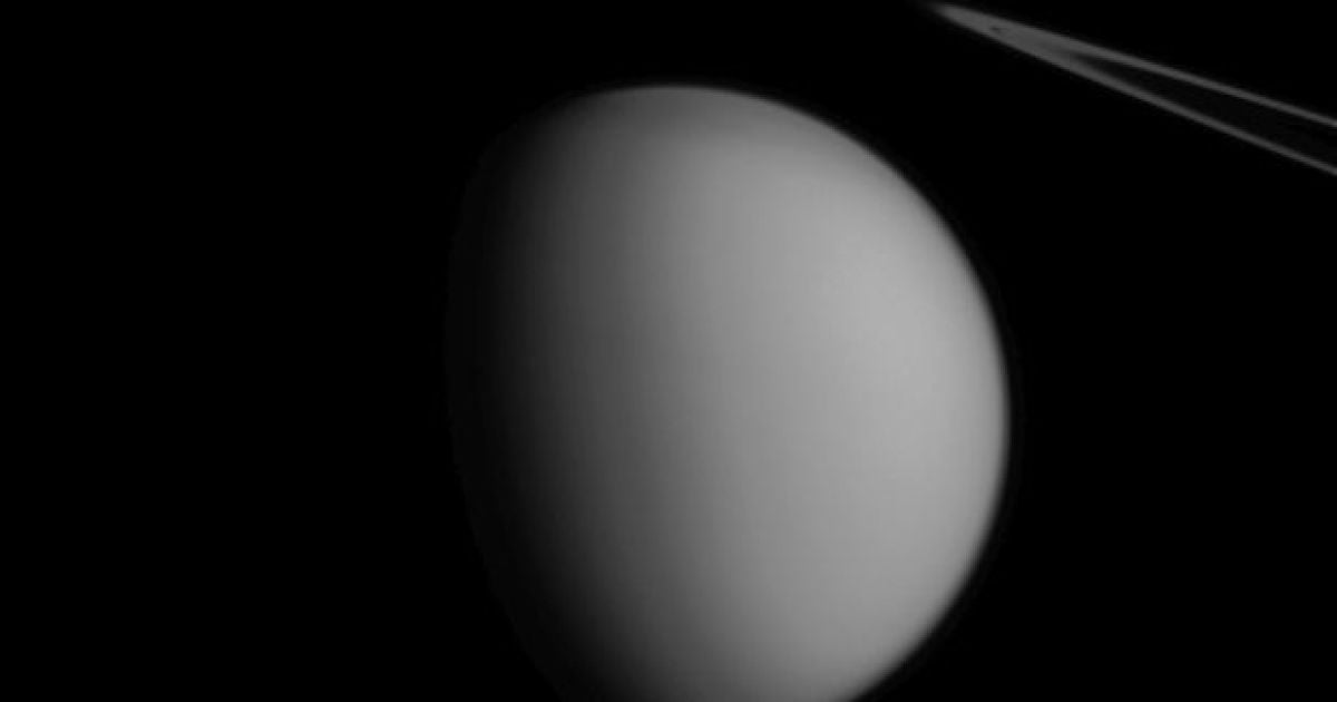 Интересно то, что в момент получения аппаратом изображения Пандора находилась почти в три раза ближе к Cassini, чем Титан