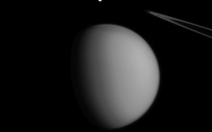 NASA показало уникальное фото еще одного супутника Сатурна
