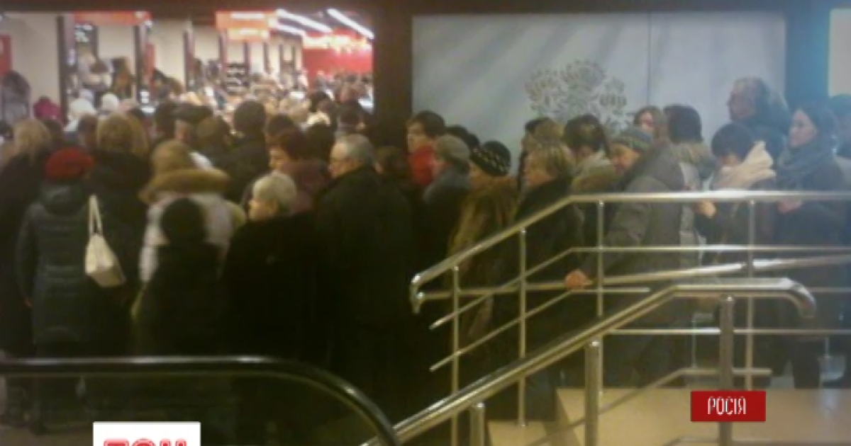 Росіяни стоять у черзі, аби хоч щось купити в магазині техніки і врятувати свої рублі