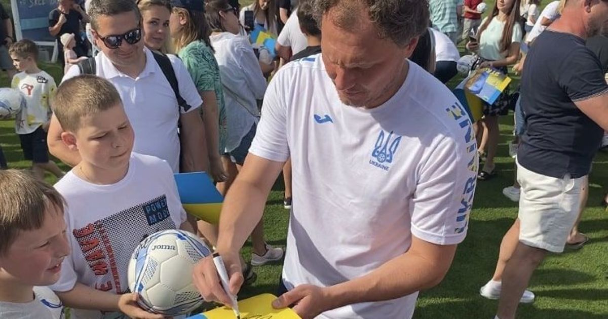 Футболисты сборной Украины встретились с детьми-переселенцами перед сверхважным матчем с Шотландией