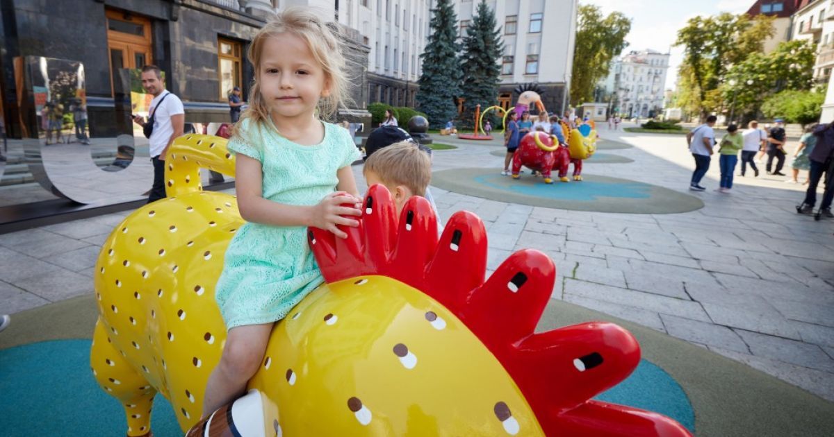 У Києві біля Офісу президента відкрили скандальний дитячий майданчик