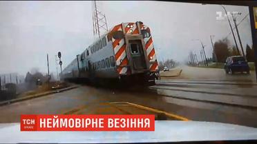 У США поліцейське авто дивом розминулося з поїздом на переїзді