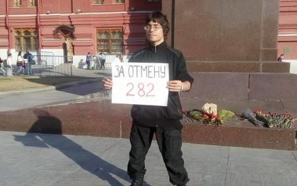 В Москве избили проукраинского активиста, который ранее протестовал в маске Путина