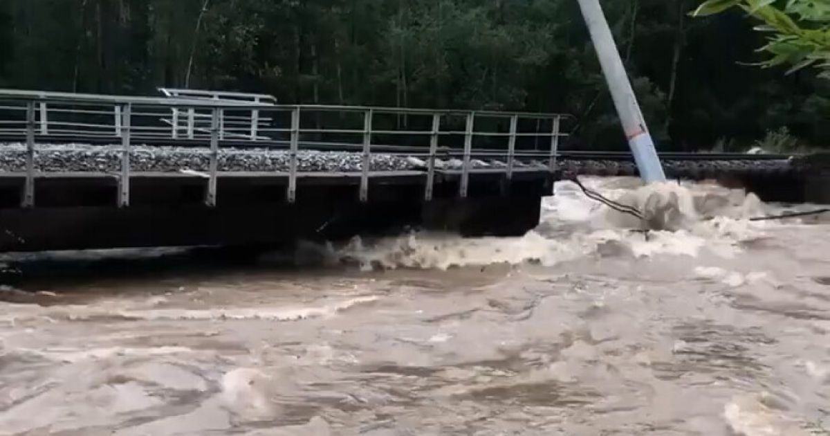 В казахстане прорвало дамбу. Прорыв дамб «АЛРОСЫ» В Якутии. Плотину прорвало Мем. Dam in Russian.