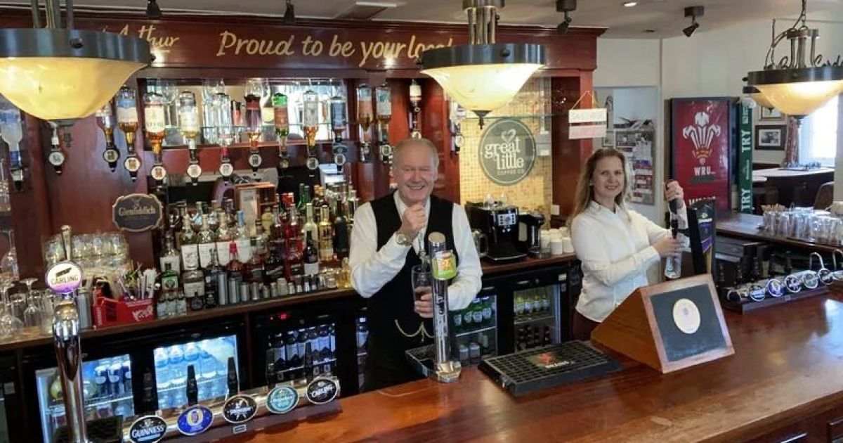 Марк и Сюзанна Уилкоксы за баром в пабе The Westgate, который теперь является их домом / Фото: Allen & Harris, Pontcanna