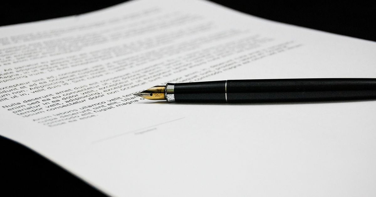 В Росії випускникам вручили грамоти з атрибутикою України