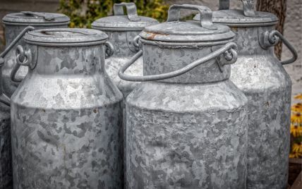 Розглядають альтернативні варіанти аж до бідонів: в Росії дефіцит тари для молока та соків