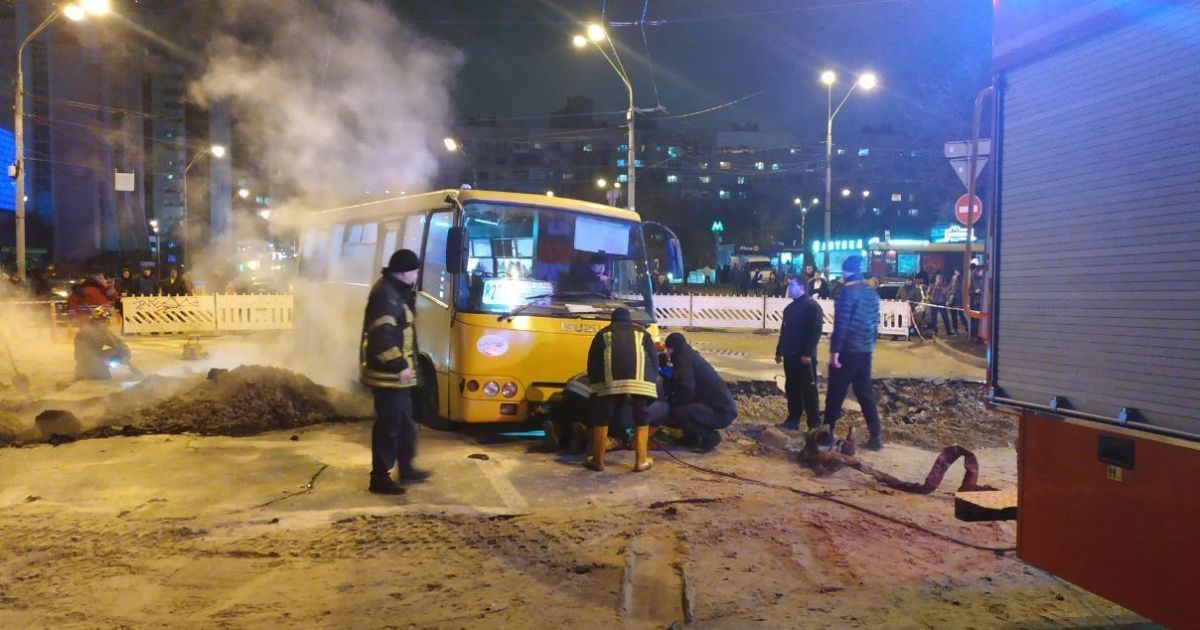 Прорыв теплосети возле Лыбидской. Изменено направление движения транспорта