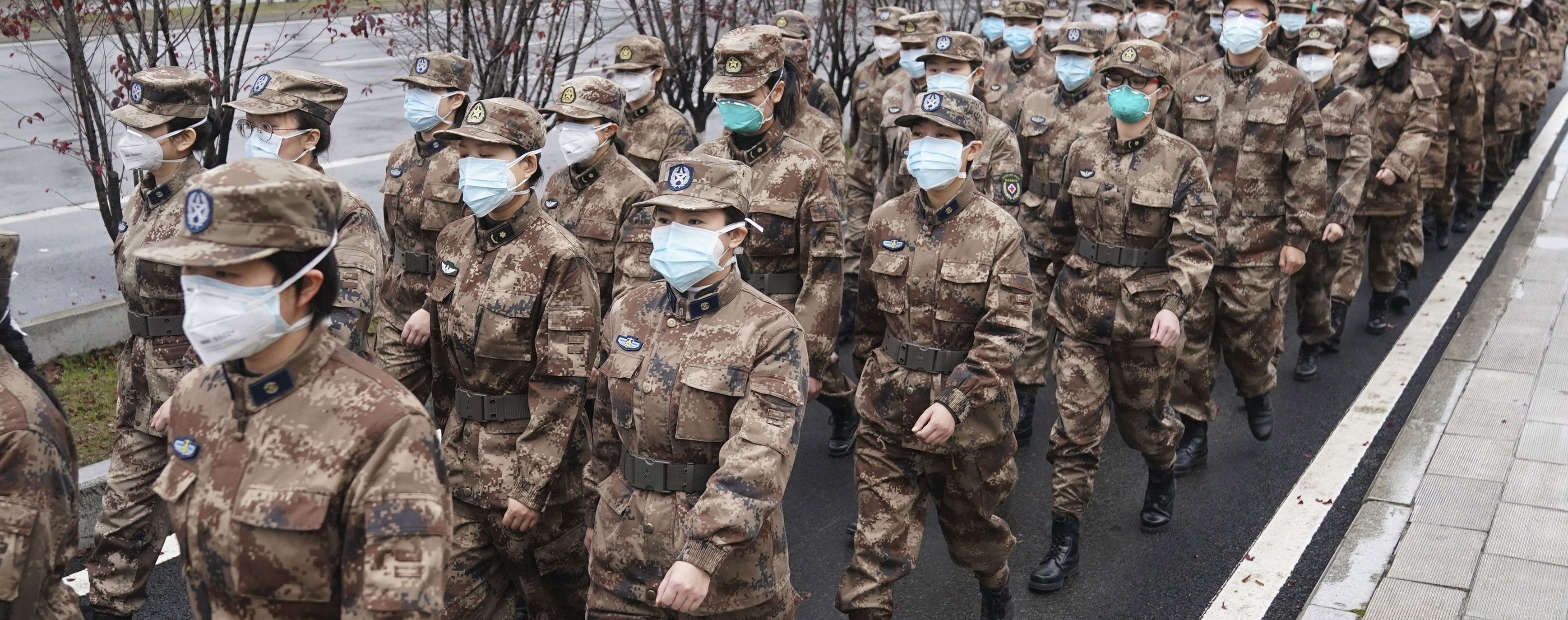 "Пустые улицы, паника и хаос". Украинцы в Китае рассказали о жизни в городах, которые охватил убийственный вирус