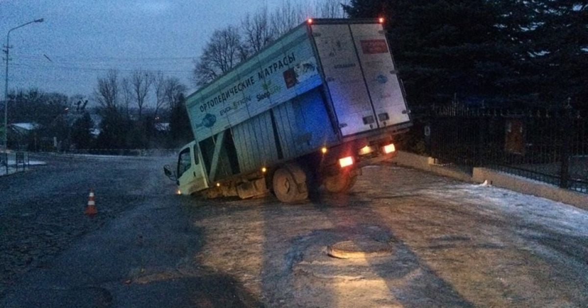 У Львові під вантажівкою провалився асфальт, кузов затягло у яму