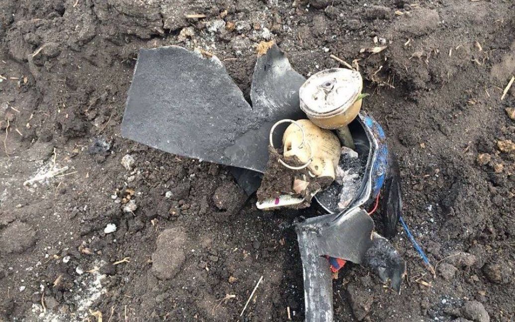 Правоохранители обнаружили на обочине трассы "Лисичанск-Артемовск" самодельное взрывное устройство / © facebook.com/SecurSerUkraine
