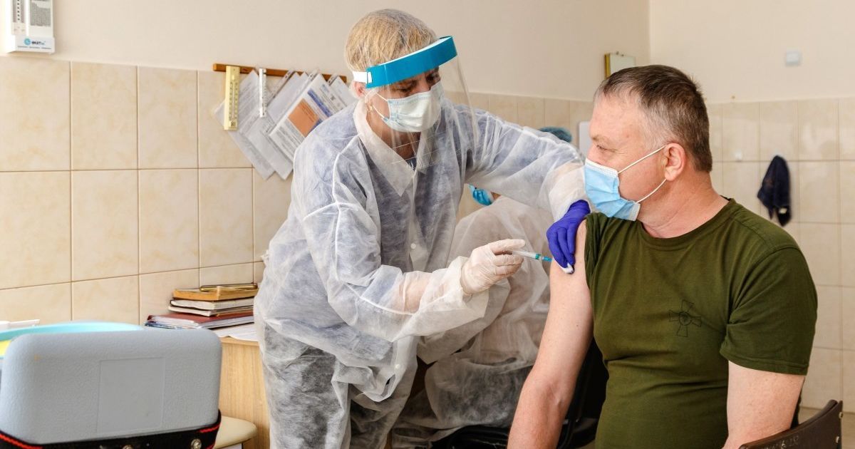 В Україні почнуть щеплювати усіх, хто записався на вакцинацію через портал "Дія": стало відомо, в які дні