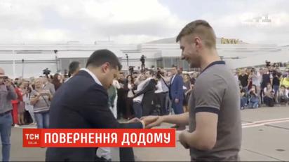 Зеленский отдал освобожденным морякам желтые браслеты с их именами