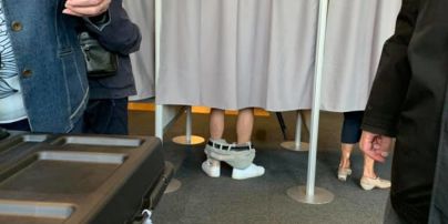 Украинские юзеры делятся фото, где человек голосует со спущенными штанами. Настоящая история фотографии