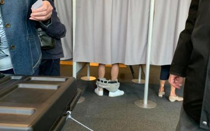 Украинские юзеры делятся фото, где человек голосует со спущенными штанами. Настоящая история фотографии