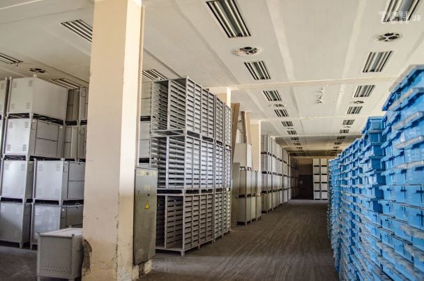 На этажах, где раньше были производственные мощности будут условия для хранения документов / © ТСН.ua/Юлия Желонкина