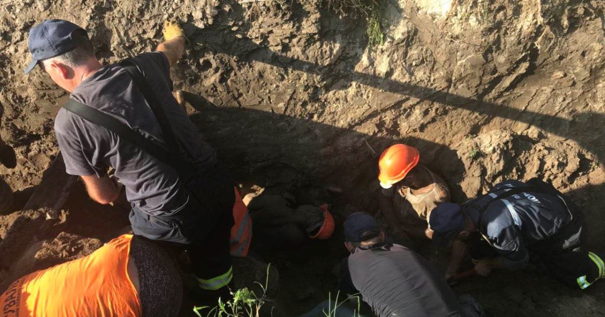 В Борисполе коммунальщиков засыпало землей, есть погибший