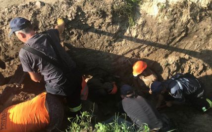 В Борисполе коммунальщиков засыпало землей, есть погибший