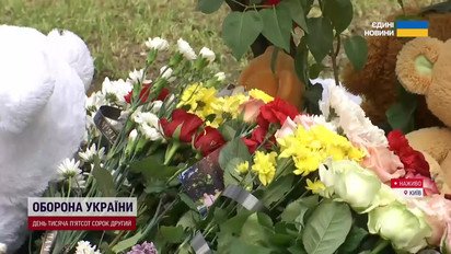 Наживо з місця трагедії на Дарниці! Однокласники загиблої дівчинки несуть квіти й іграшки…