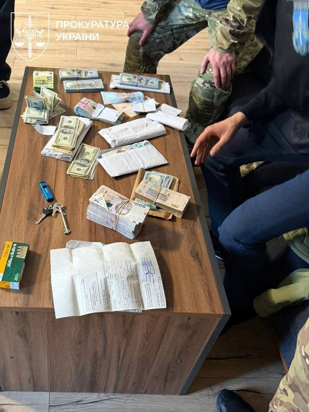 Посадовців і посередника затримали 16 березня під час отримання хабаря у розмірі 250 тисяч доларів США / © Офіс Генерального прокурора