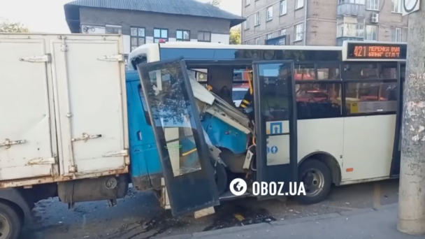 В Києві вантажівка в'їхала у маршрутку / Фото: Oboz.ua